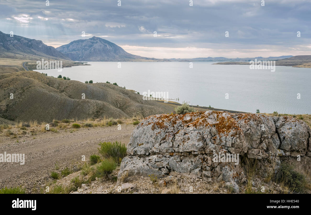 Il serbatoio e dintorni inclusi i robusti e arido paesaggio ondulato attorno al fiume Shoshone all'alba in prossimità del Wyoming, STATI UNITI D'AMERICA. Foto Stock