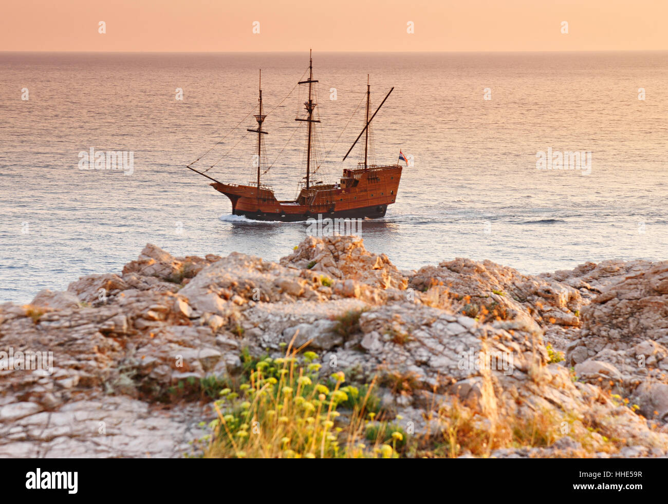 Barca a vela nave da guerra yacht mare immagini e fotografie stock ad