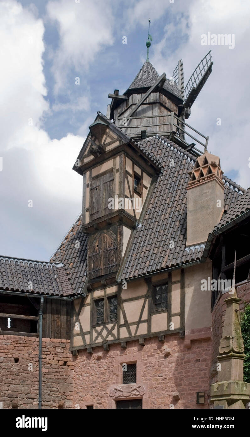 Dettaglio del castello di Haut-Koenigsbourg, un castello storico situato in una zona denominata "Alsace" in Francia al tempo di estate Foto Stock