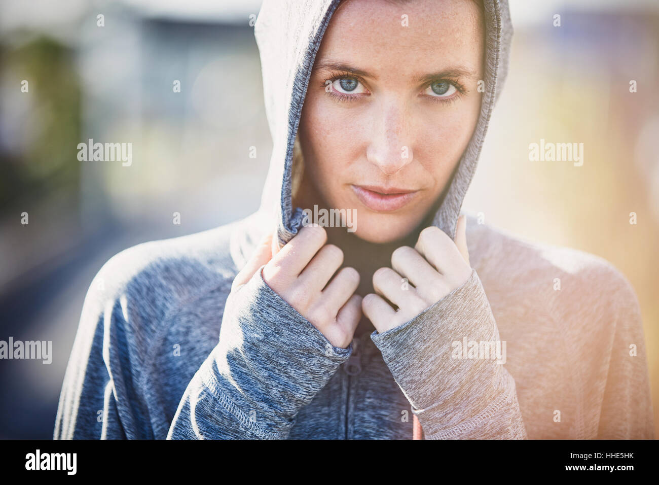 Close up ritratto femminile gravi runner indossa felpa con cappuccio Foto Stock