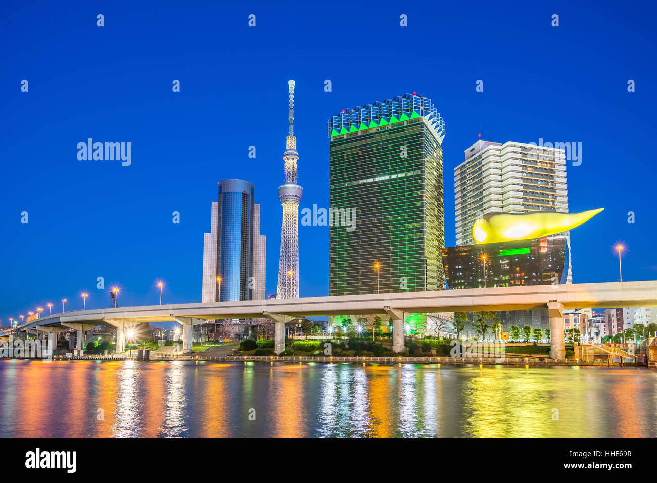 Lo skyline di Tokyo e vista del fiume Sumida in Asakusa Tokyo, Giappone. Foto Stock