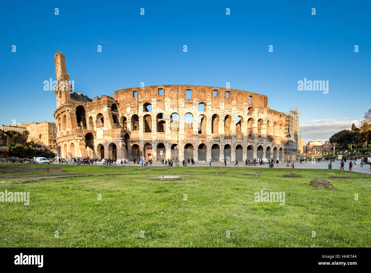 Vista del Colosseo a Roma e al tramonto in Italia. Foto Stock