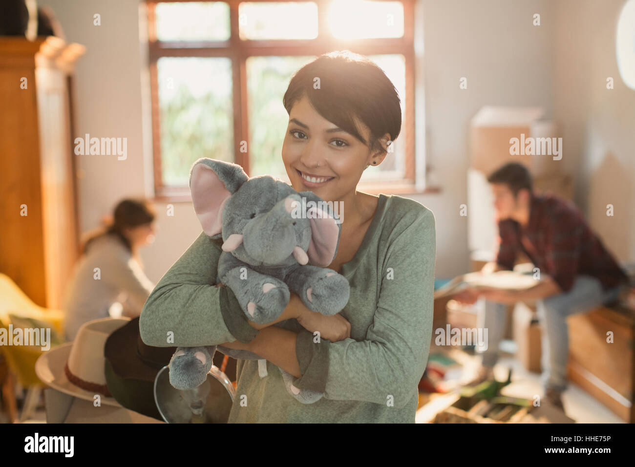 Ritratto sorridente giovane donna azienda elefante ripiene Foto Stock