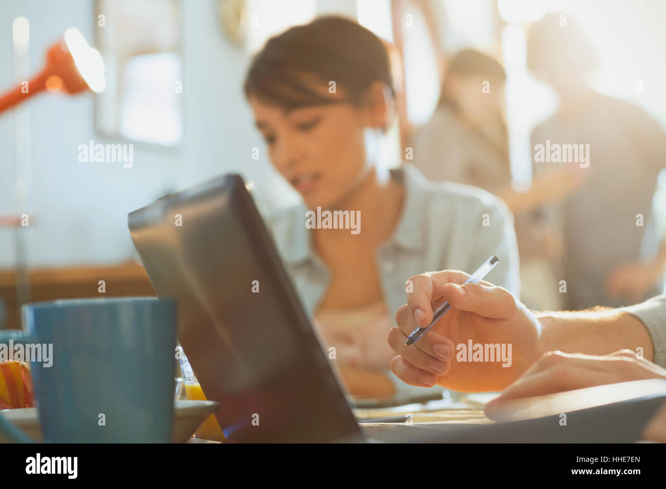 Giovane uomo e donna gli studenti universitari che studiano utilizzando laptop Foto Stock