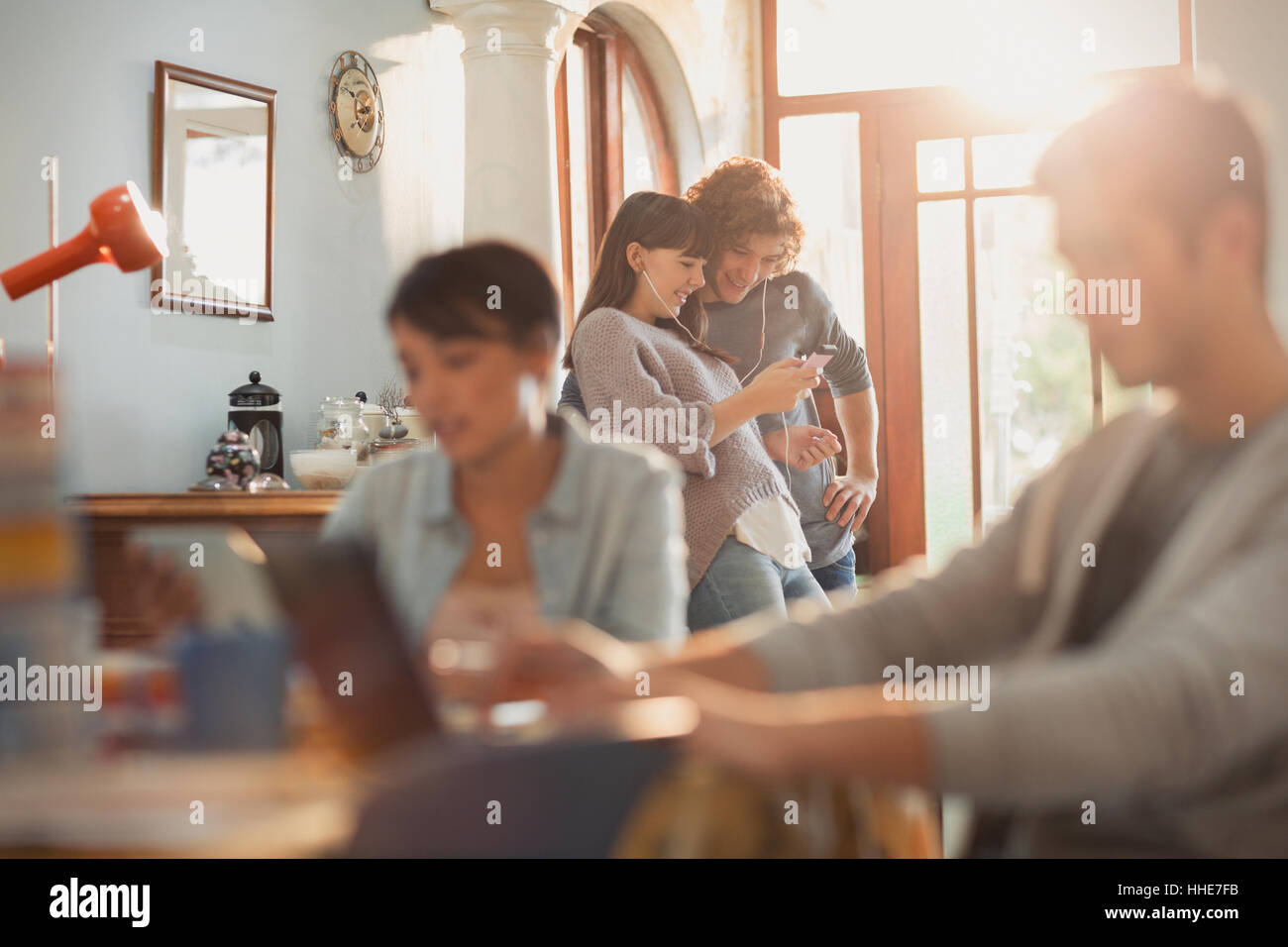 Coppia giovane condividendo le cuffie per ascoltare musica con il lettore mp3 Foto Stock