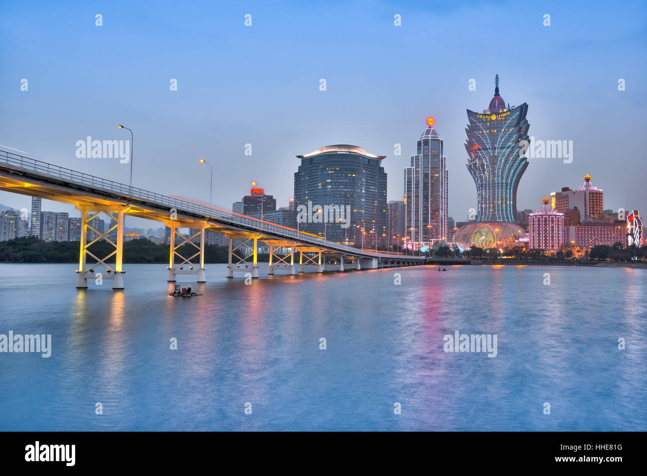 Macao, Cina - 11 Marzo 2016: costruzione di casinò e di Macau cityscape skyline notturno in Macau, Cina. Foto Stock