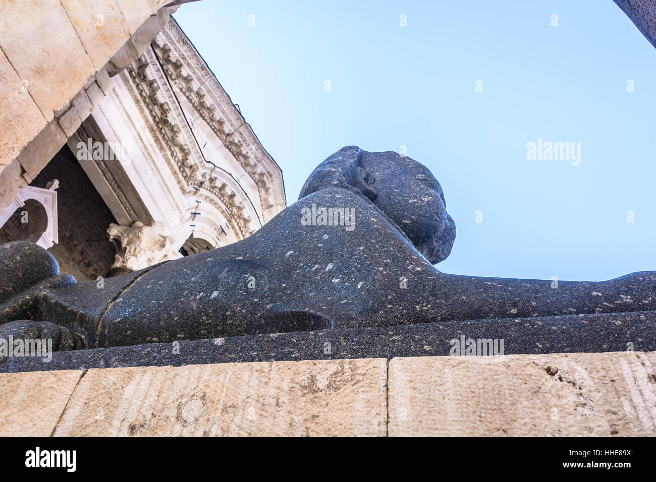 La Sfinge del vecchio punto di riferimento nella parte anteriore del Palazzo di Diocleziano, Spalato Città. Foto Stock
