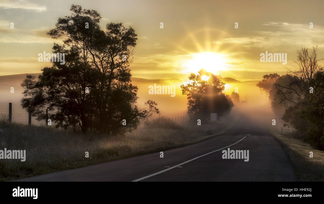 Un sunrise in myst del mattino Foto Stock