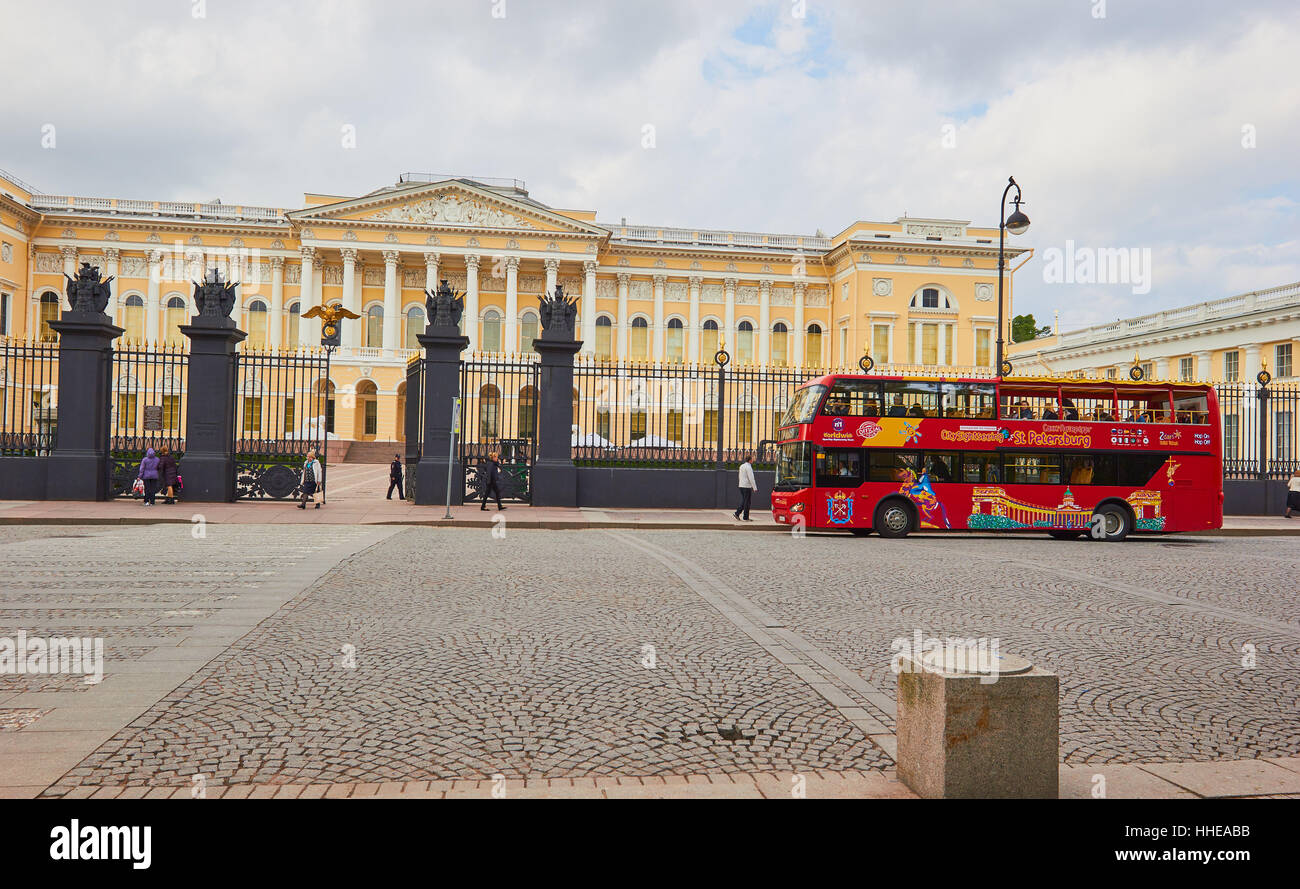 Double Decker bus panoramico al di fuori del Museo Russo, Gostinyy Dvor, San Pietroburgo Russia Foto Stock