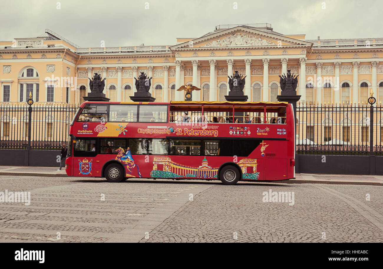 Double Decker bus panoramico al di fuori del Museo Russo, Gostinyy Dvor, San Pietroburgo Russia Foto Stock
