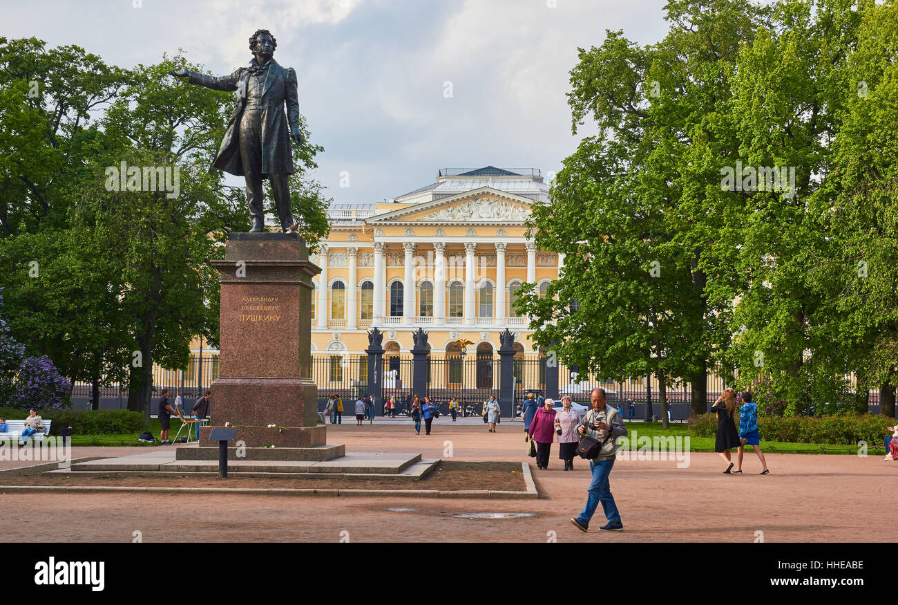 1957 la statua di Pushkin di Michail Anikushin e sullo sfondo il Museo Russo Piazza delle Arti, Gostinyy Dvor, San Pietroburgo Russia Foto Stock