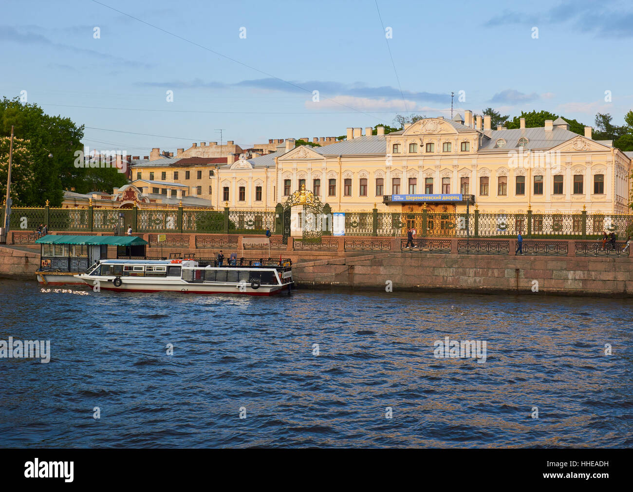 Il barocco Palazzo Sheremetev sul fiume Fontanka a San Pietroburgo Russia originariamente una residenza privata oggi è un museo dedicato a strumenti musicali Foto Stock