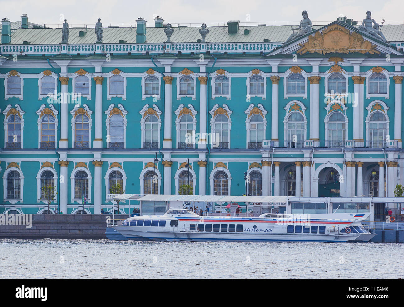 Gita in barca sul fiume Neva davanti al Palazzo d'inverno, Palazzo terrapieno, San Pietroburgo Russia Foto Stock