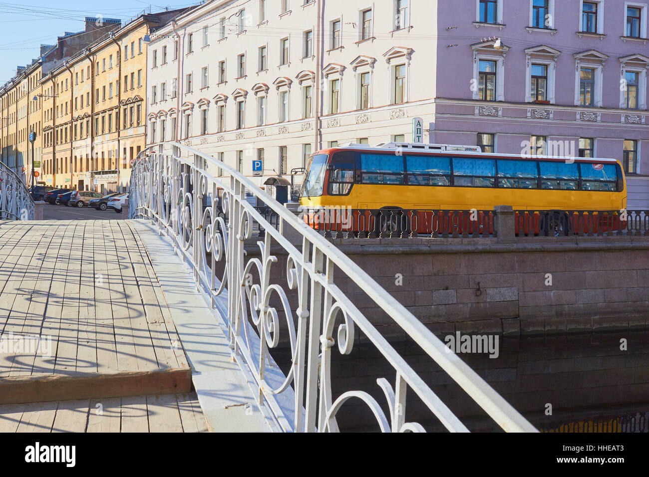 Coach parcheggiata da un ponte pedonale su Canal San Pietroburgo Russia Foto Stock