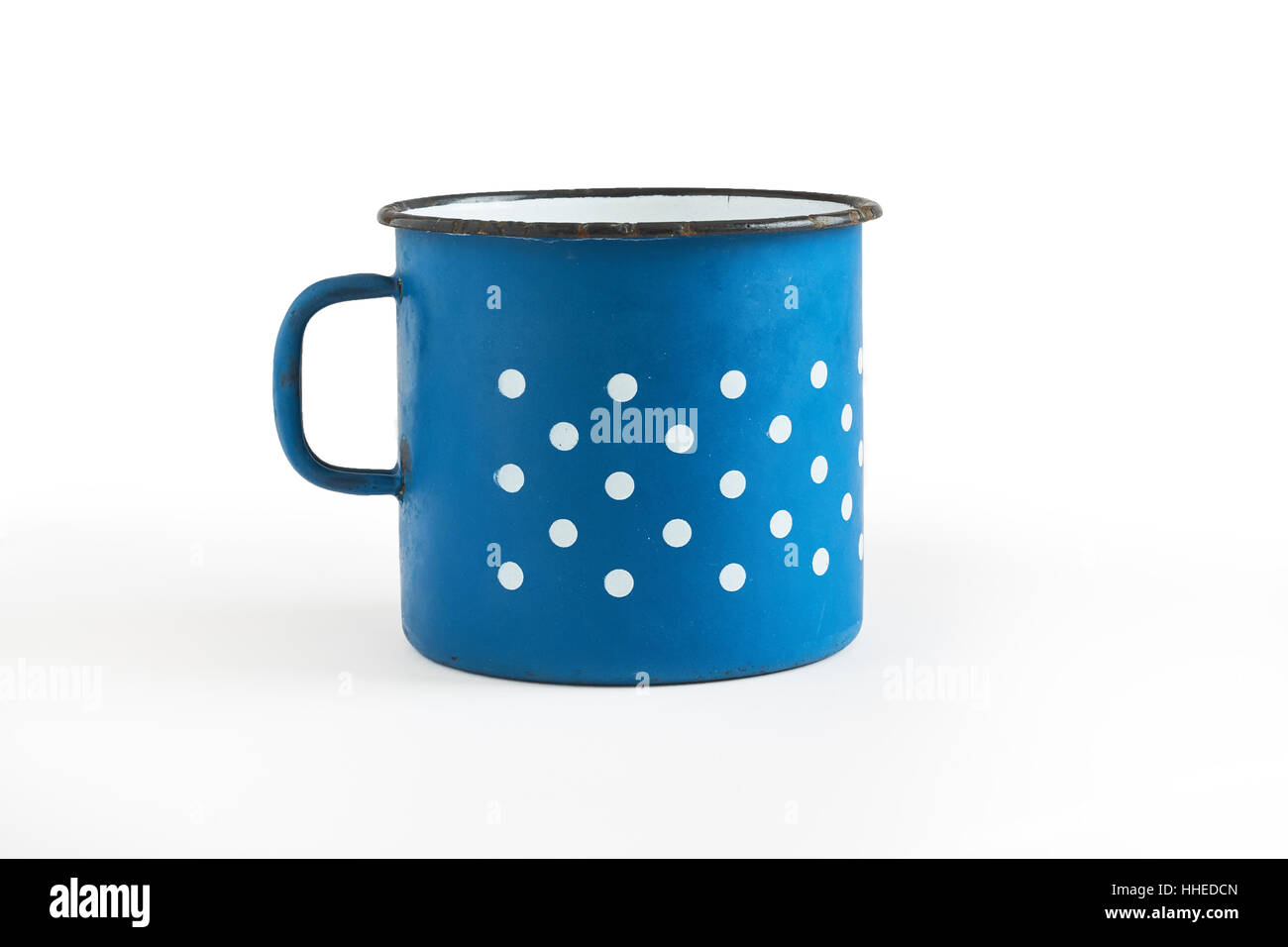 Vecchio smalto blu cup con puntini bianchi isolati su sfondo bianco Foto Stock