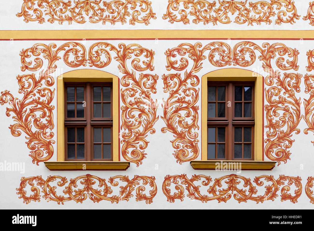 Finestra di legno sul muro di una casa plurifamiliare, decorato con un motivo floreale Foto Stock