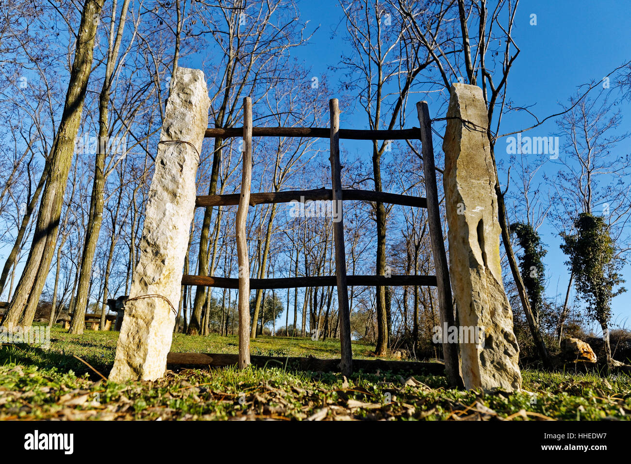 Cancello di legno nella natura sotto il cielo blu Foto Stock