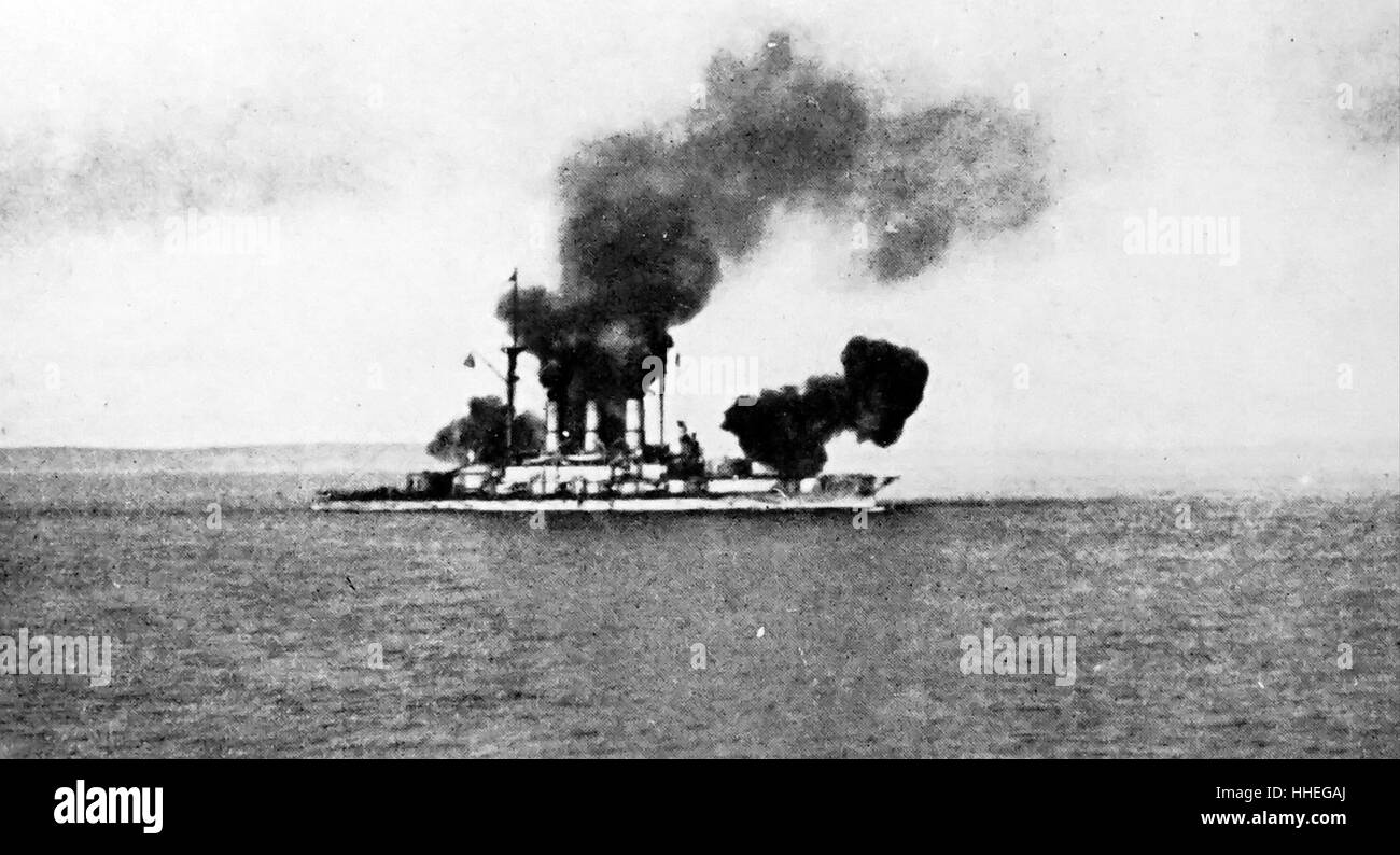 Fotografia della flotta russa apertura ostilità bombardando porti bulgari. Il ferro-placcati nave 'Estafvi' ha sparato il primo colpo contro le fortificazioni a Varna. In data xx secolo Foto Stock