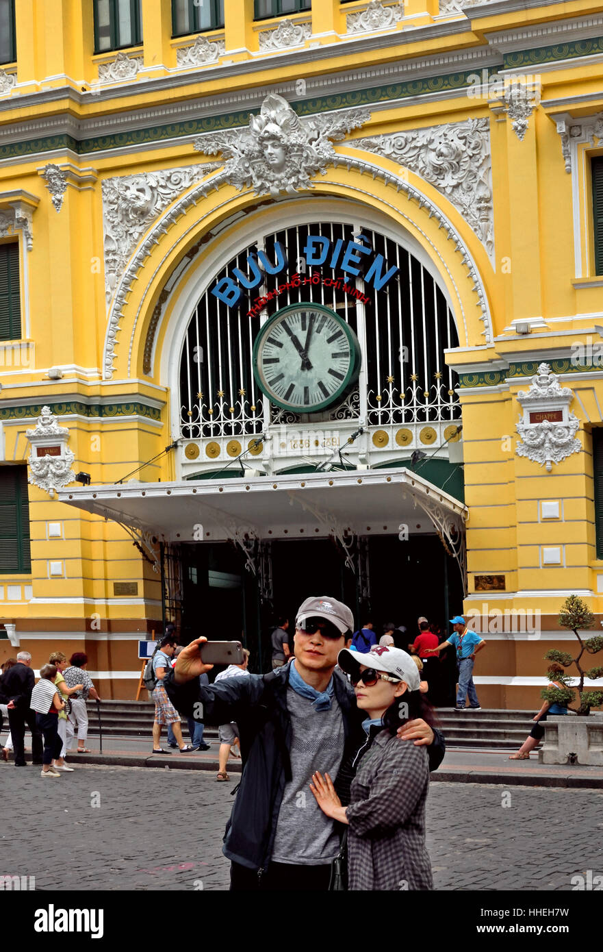 Giovani persone che amano fare un Selfie - Vecchia Stazione di Ho Chi Minh City Center (HCMC) Saigon ( vertiginosa, alto ottano, città di scambi, commercio e cultura) Repubblica socialista del Vietnam Foto Stock