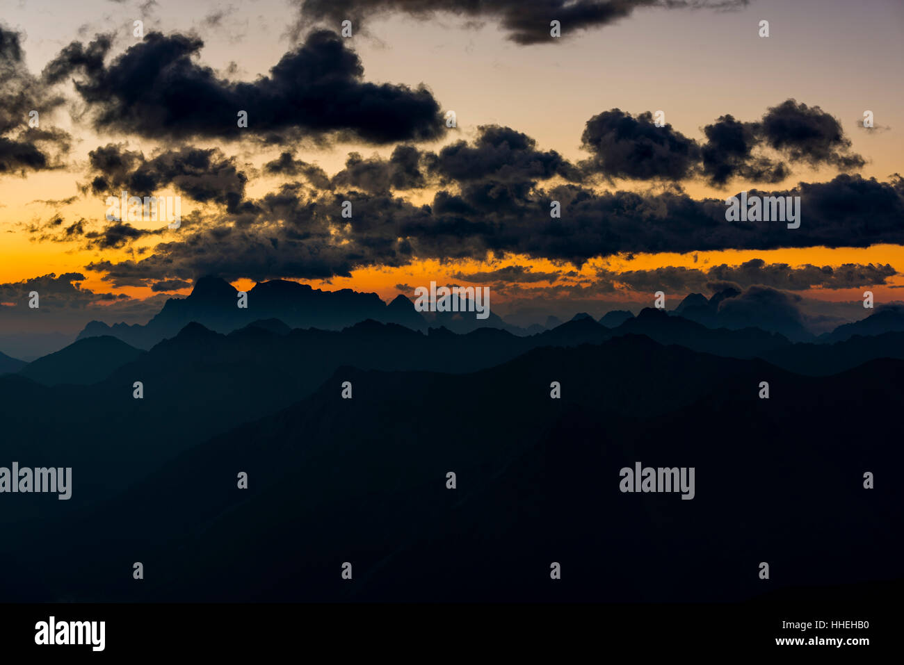 Montagne del Wetterstein, nuvole scure di sunrise, Elemen, Lechtal, Bezirk Reutte, Tirolo, Austria Foto Stock