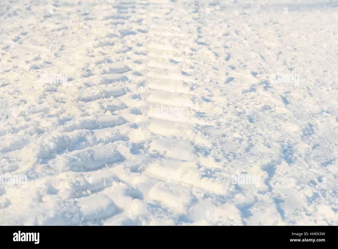 Tracce di auto in fresco bianco della neve Foto Stock