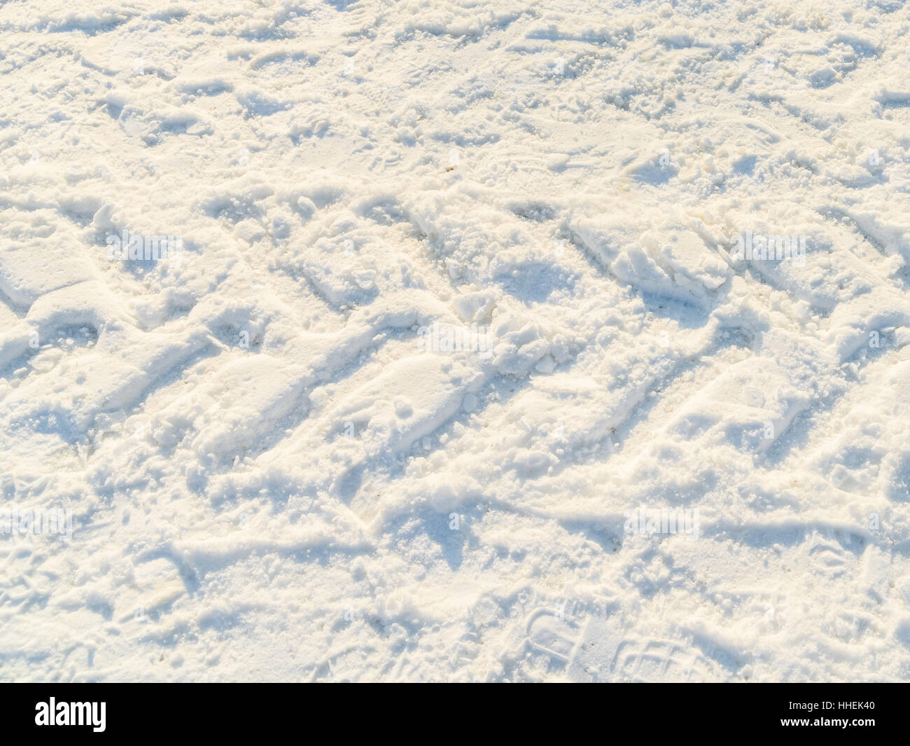 Tracce di auto in fresco bianco della neve Foto Stock