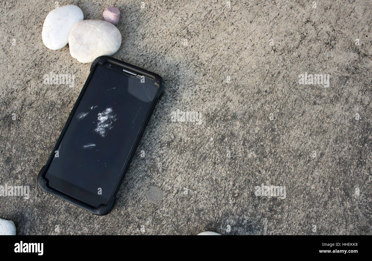 Smartphone Cellulari caduta sul terreno rotto Foto Stock
