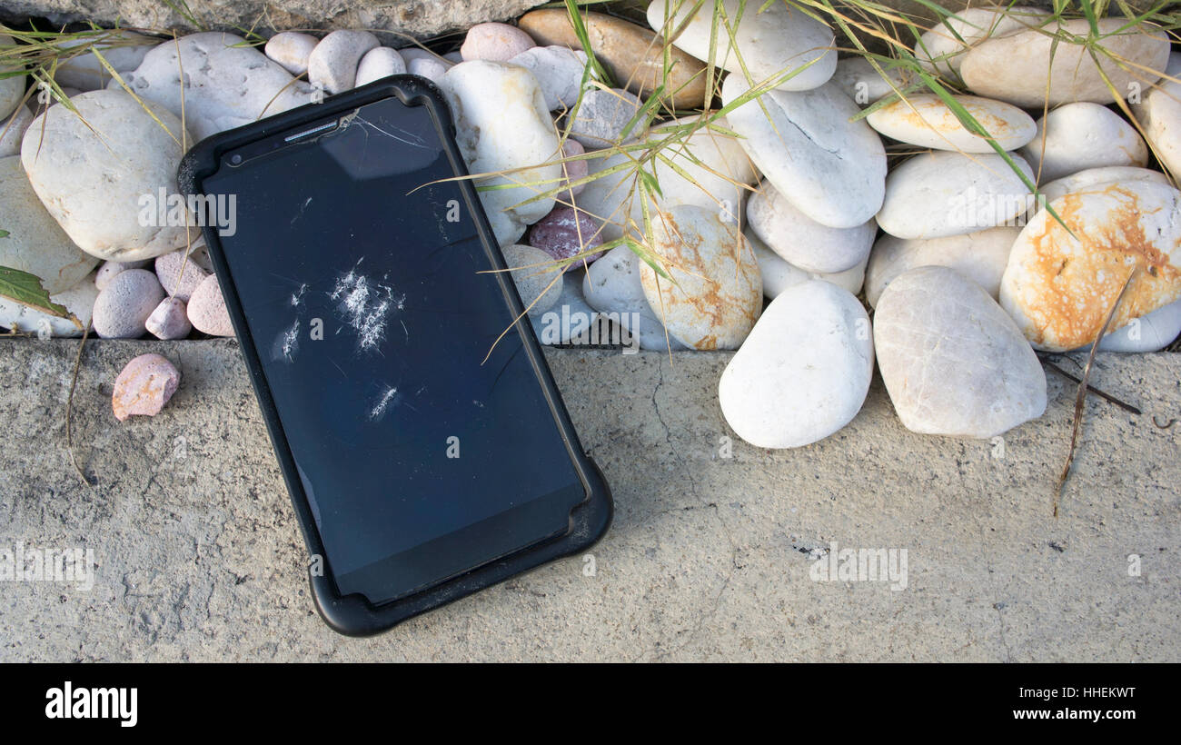 Smartphone Cellulari caduta sul terreno rotto Foto Stock