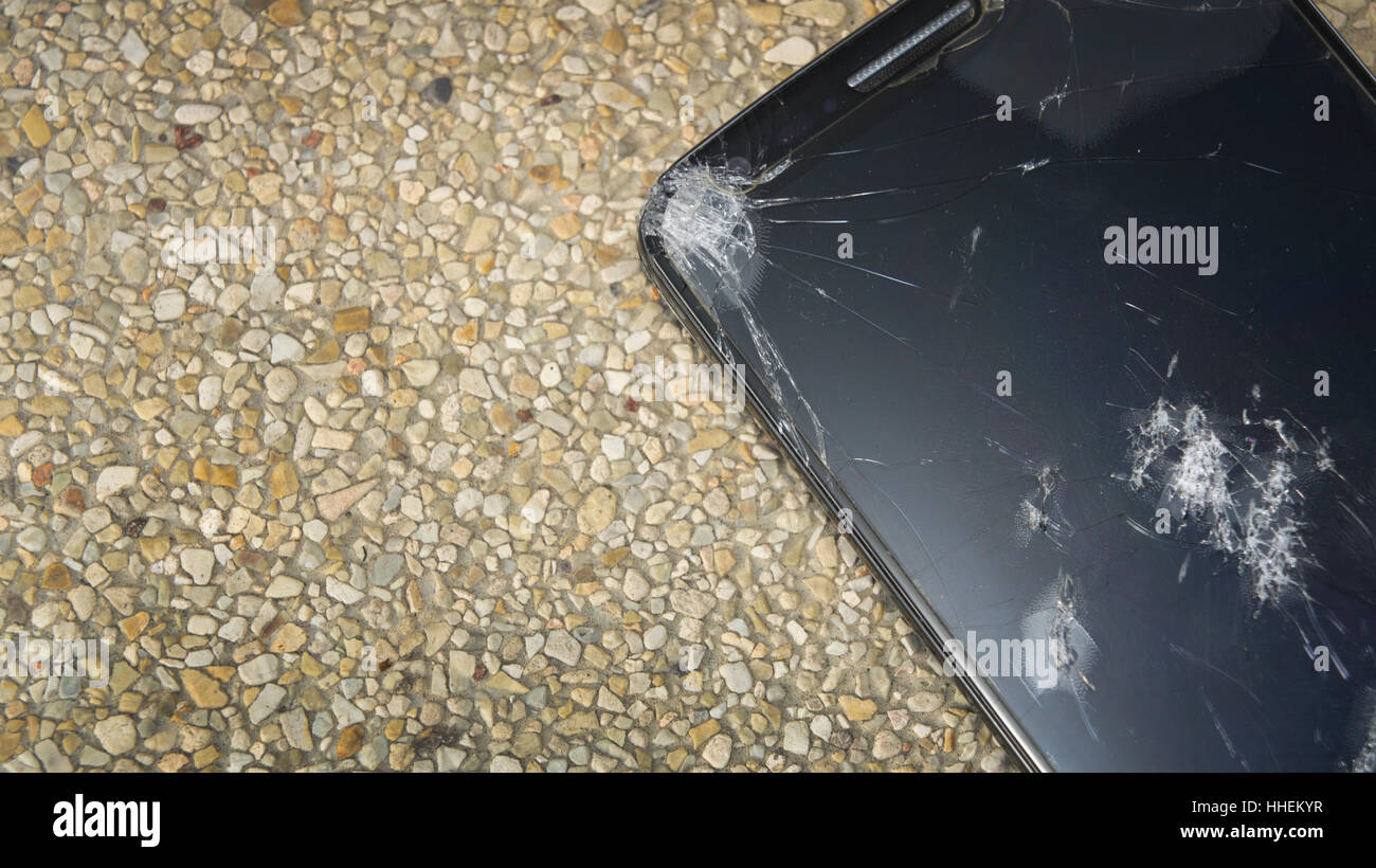 Smartphone Cellulari caduta sul terreno rotto Foto Stock