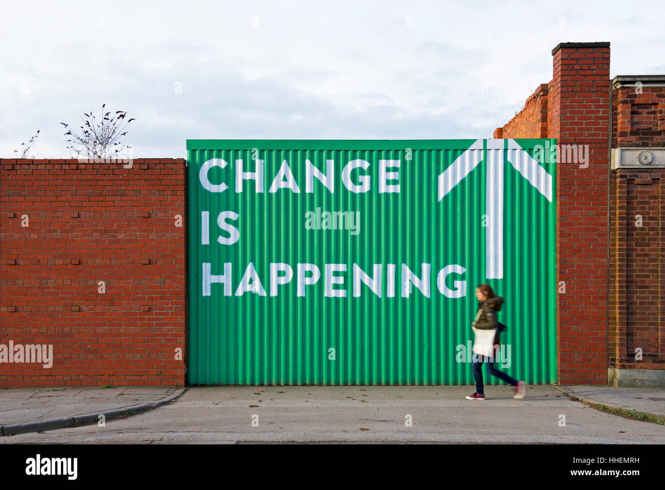 Segno - cambiamento sta accadendo - in Hull, città della cultura 2017, Humberside, East Yorkshire, Inghilterra, Regno Unito Foto Stock