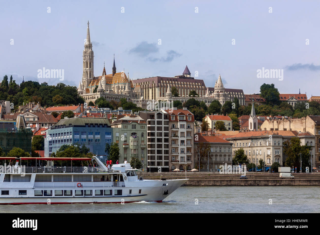 Vista sul Fiume Danubio al Matyas Chiesa o la chiesa di San Mattia o la chiesa di Nostra Signora di Buda a Budapest, Ungheria. Foto Stock