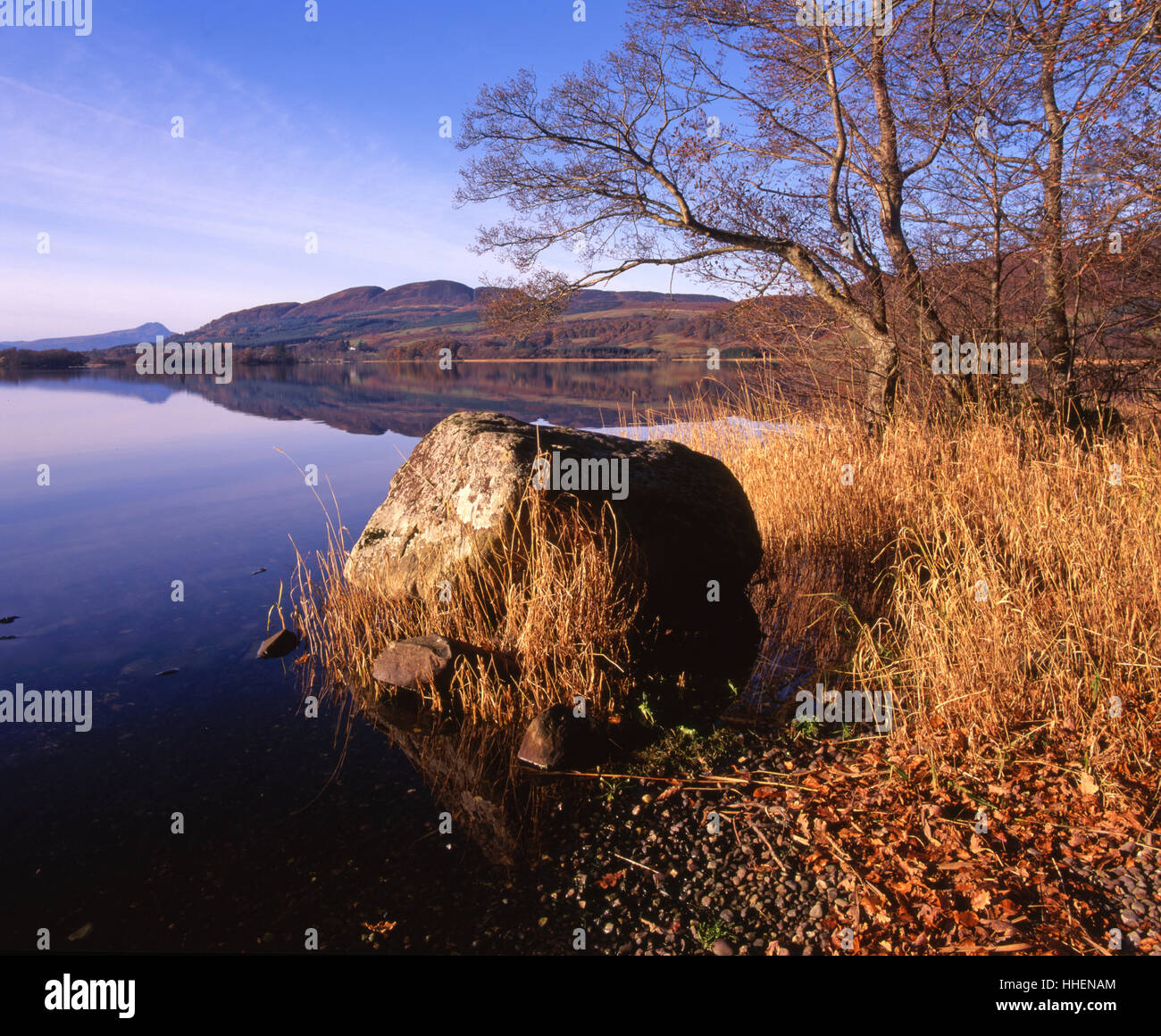 Autunno pacifica di scena sul Lago di Menteith, Trossachs. Foto Stock