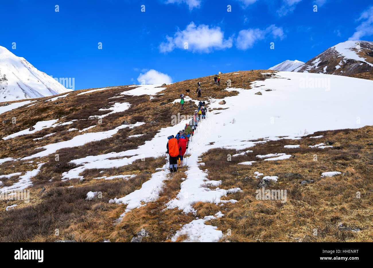MUNCH-SARDYK, BURYATIA, Russia - aprile 30.2016: gli arrampicatori su una collina di fronte di approccio al piede della montagna. Vacanze attive in Sayan orientale Foto Stock