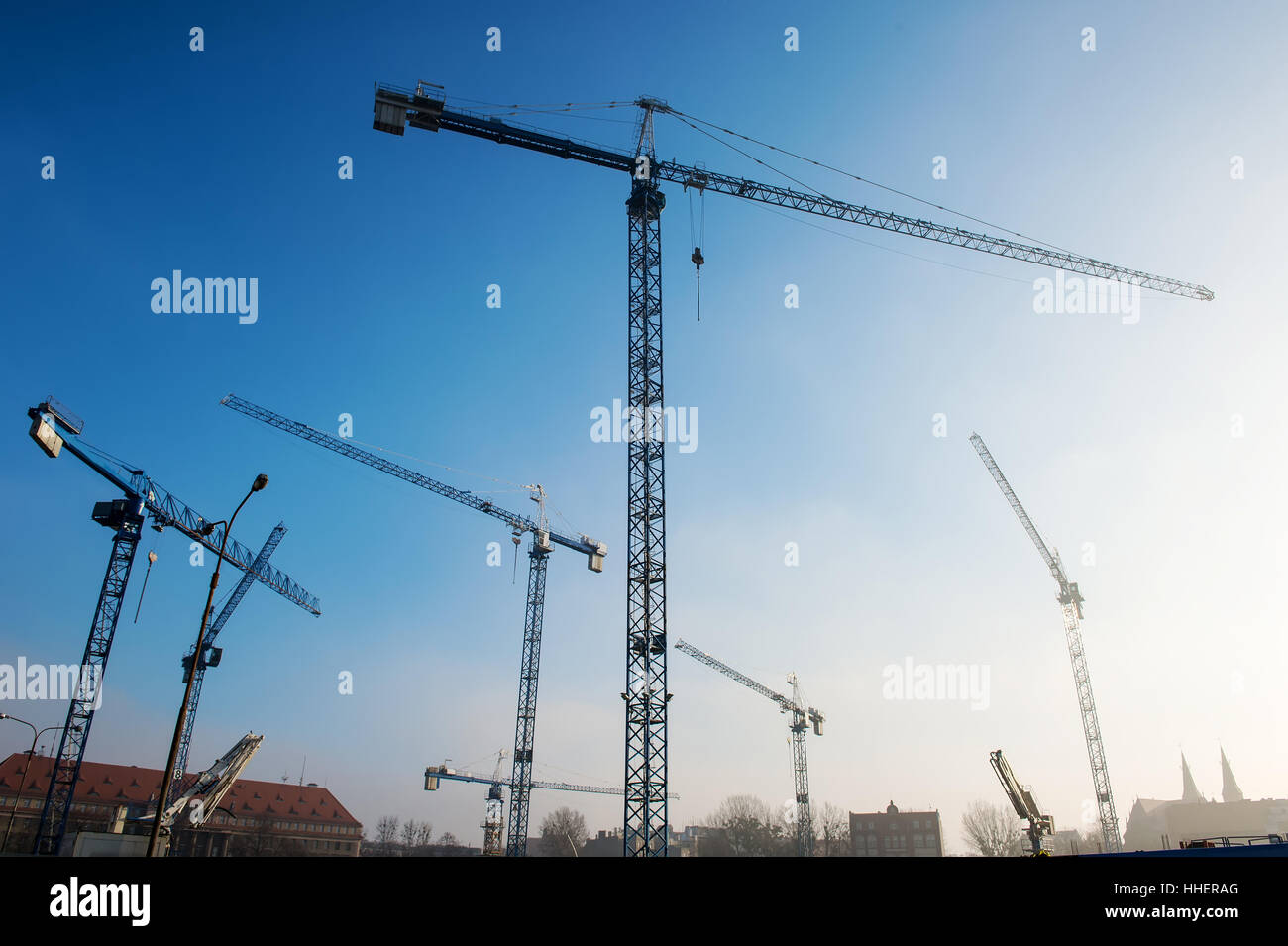 Costruzioni di gru su sfondo cielo Foto Stock