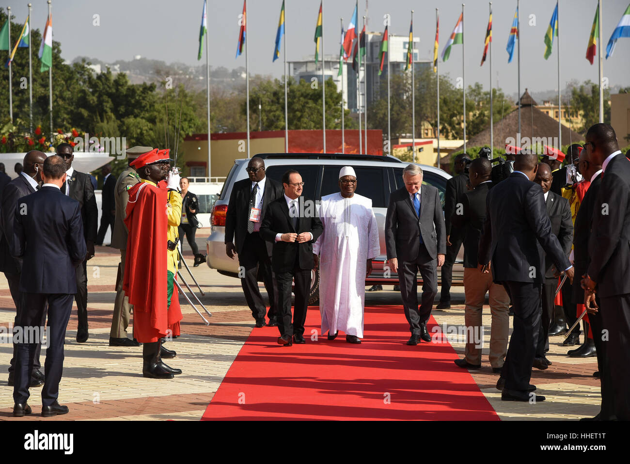 Africa Francia Summit 2017 - 14/01/2017 - Mali / West Africa / Bamako - Bamako, 13 Gennaio 2017 - Vertice Africa-France 2017. Nell'ordine delle foto seguenti: 1 - Arrivo della IBK, Ibrahim Boubacar Keita, Presidente della Repubblica del Mali. Benvenuti in presenza di Jean Marc Ayrault, ministro francese degli Affari Esteri, e Modibo Keita, primo ministro del Mali. 2 - Ritratto di IBK 3 - Arrivo di Francois Hollande ha accolto con favore dalla IBK e Jean Marc Ayrault 4 - IBK Et Holland e infine la foto di famiglia. - Nicolas Remene / Le Pictorium Foto Stock