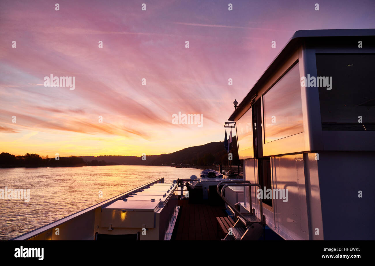 Spettacolare tramonto visto a bordo di un fiume nave da crociera sul fiume Senna, Francia Foto Stock