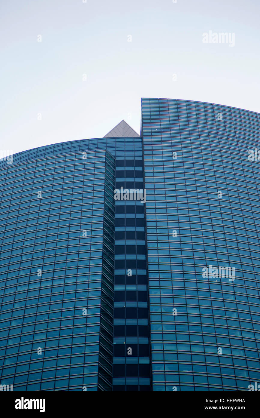 Il grattacielo sullo sfondo del cielo blu in Tokyo, Giappone Foto Stock