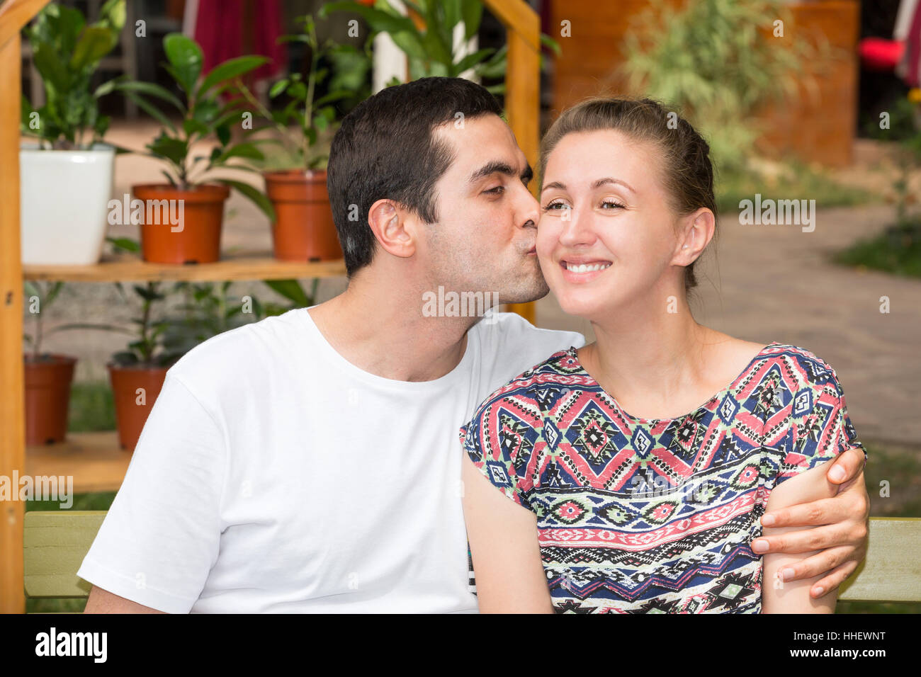 Felice coppia giovane nell'amore. L uomo e la donna nel parco Foto Stock