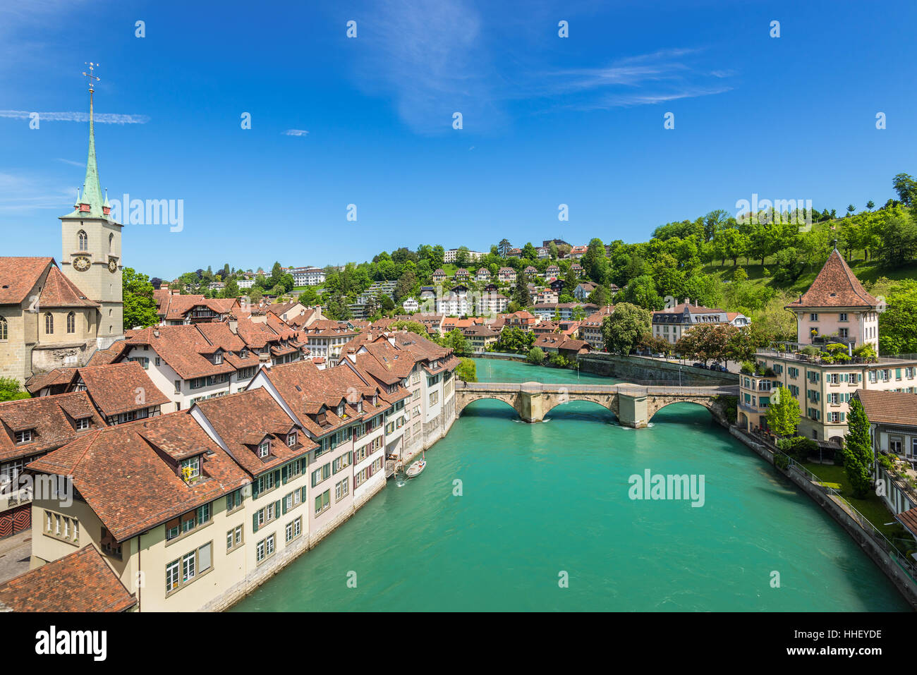 Un ampio angolo di vista del fiume Aare, Сhurch, il ponte e le case con sui tetti della città di Berna, Svizzera Foto Stock