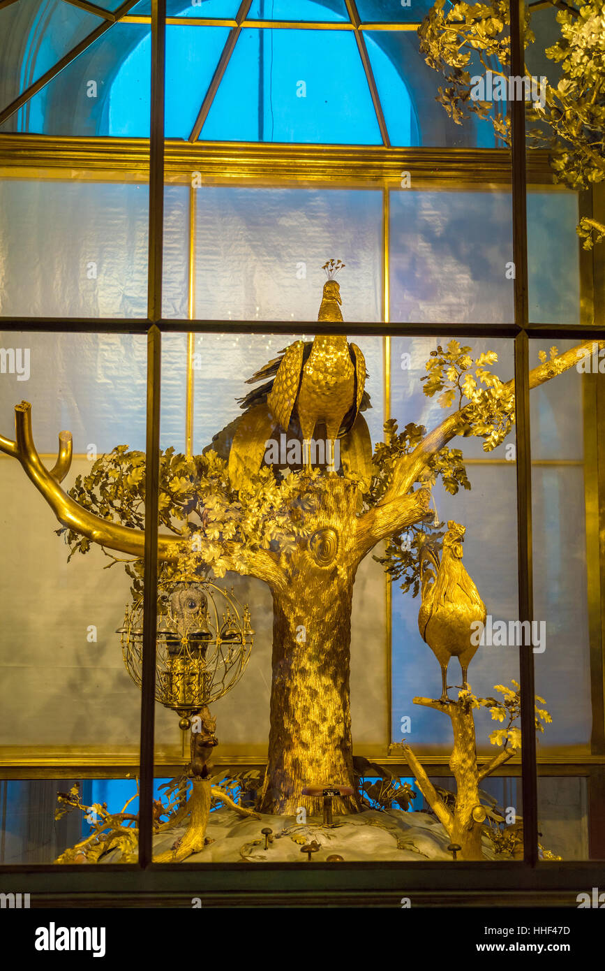 SAINT PETERSBURG, Russia - 25 dicembre 2016: Il Pavone orologio, Automa di grandi dimensioni dotate di vita tre dimensioni uccelli meccanici in Hermitage Foto Stock