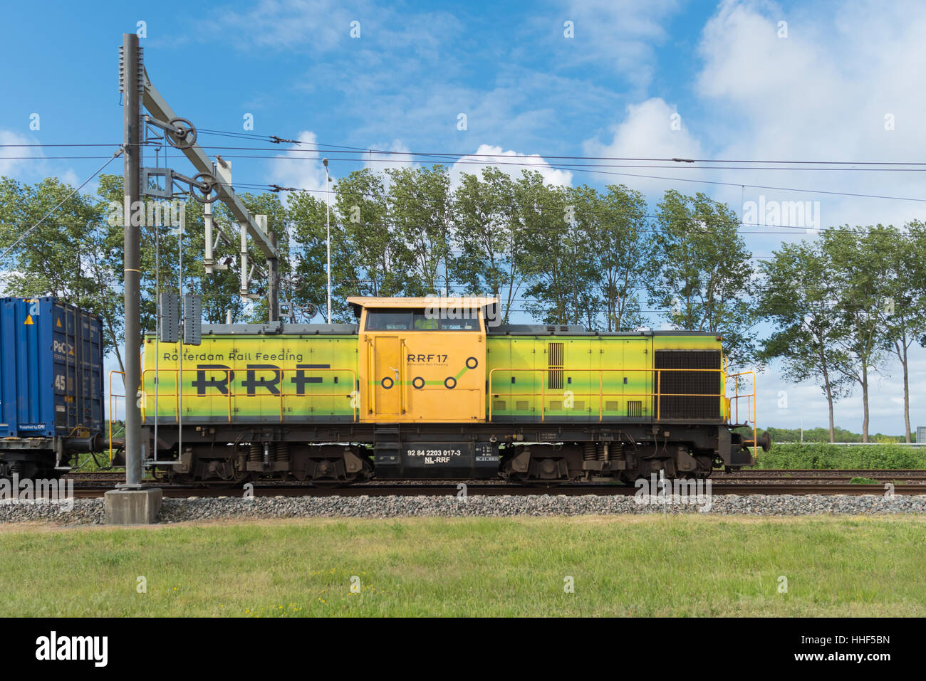 ROTTERDAM, Paesi Bassi - 5 Maggio 2016: DRR locomotore tirando i carri merci nel porto di Rotterdam area. Drr è specializzata in treni di trasporto su brevi d Foto Stock