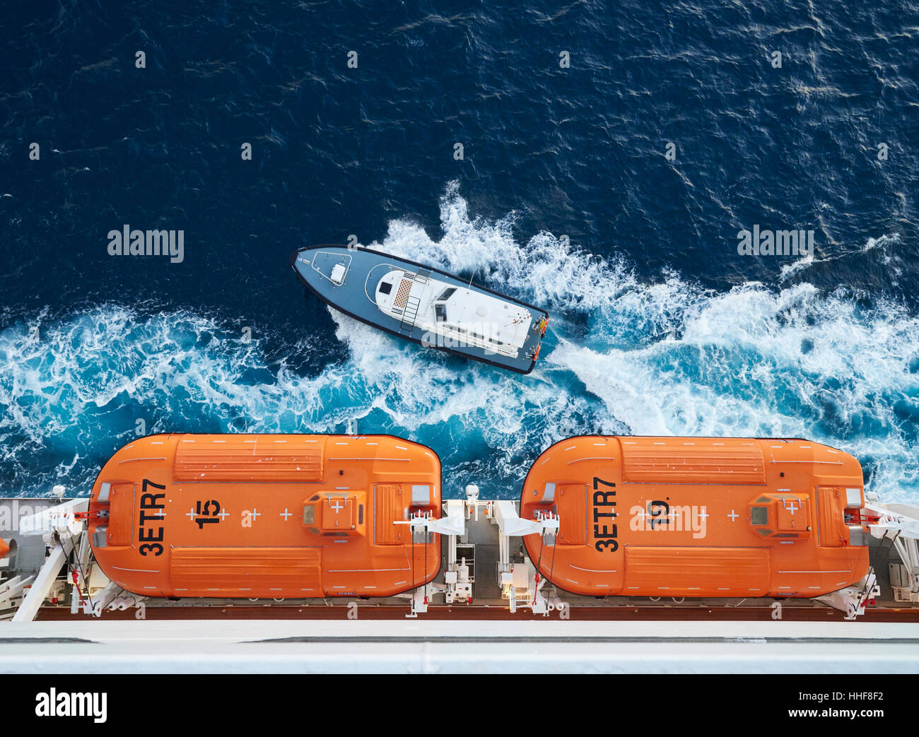 Nave da crociera MSC FANTASIA prende un pilota ad entrare nel porto di Genova Foto Stock