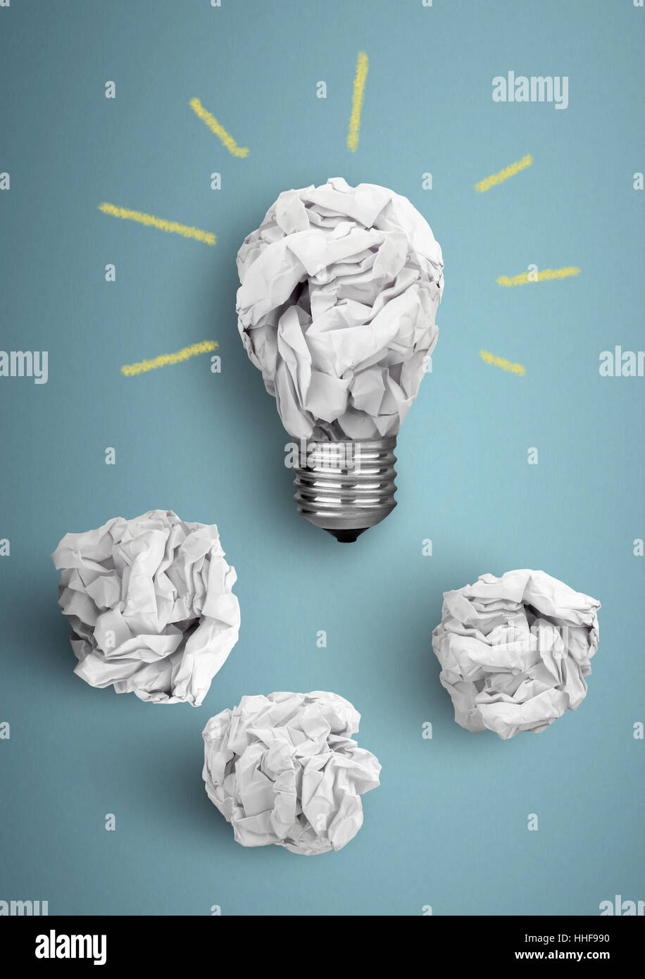 Idea concetto, lampadina con la carta stropicciata Foto Stock