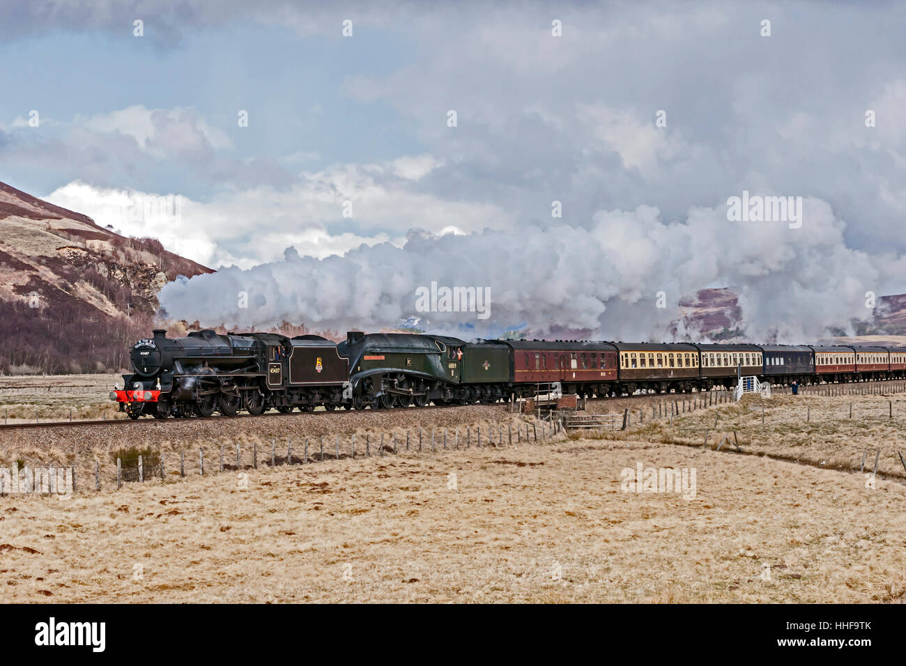 Il Nord britannico il vapore a doppia testata cinque nero n. 45407 e A4 60009 Unione di Africa del sud in direzione sud a nord di Dalwhinnie sulla linea delle Highland Foto Stock