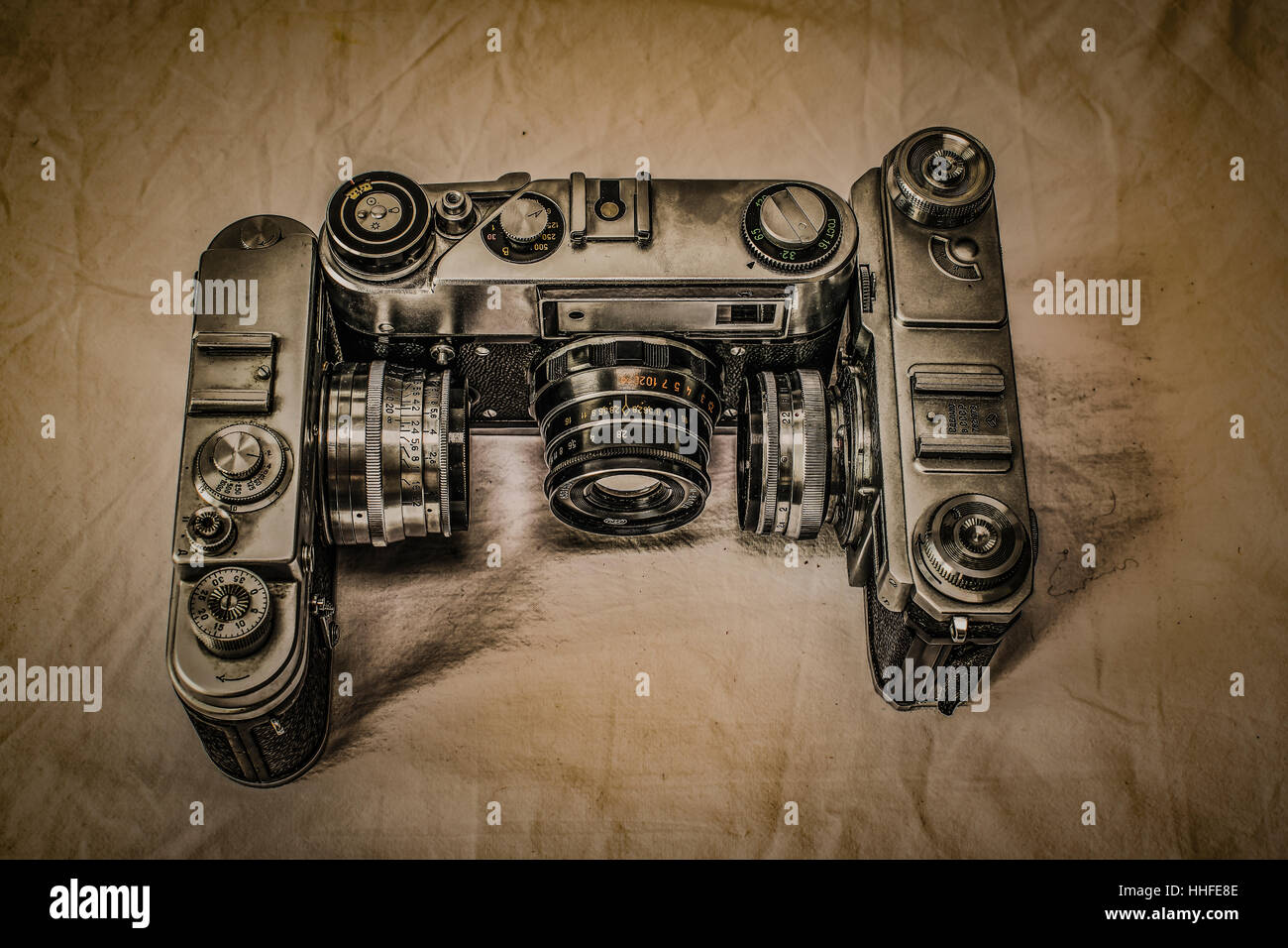 Vecchio classico russo una pellicola analogica fotocamere con controlli manuali su tela sporca con look vintage Foto Stock