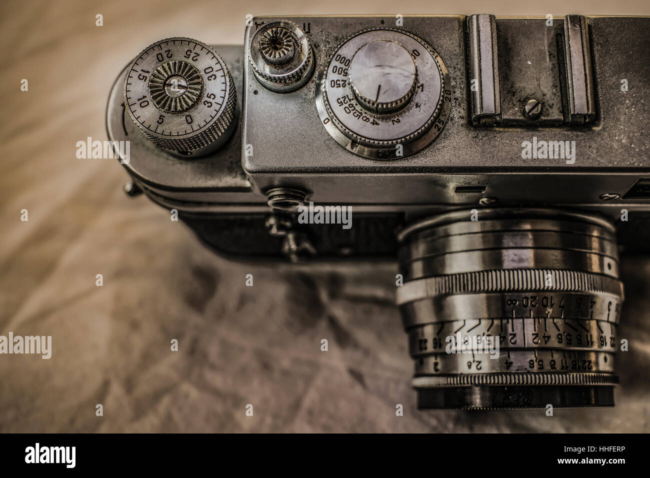 Vecchio classico russo una pellicola analogica fotocamere con controlli manuali su tela sporca con look vintage Foto Stock