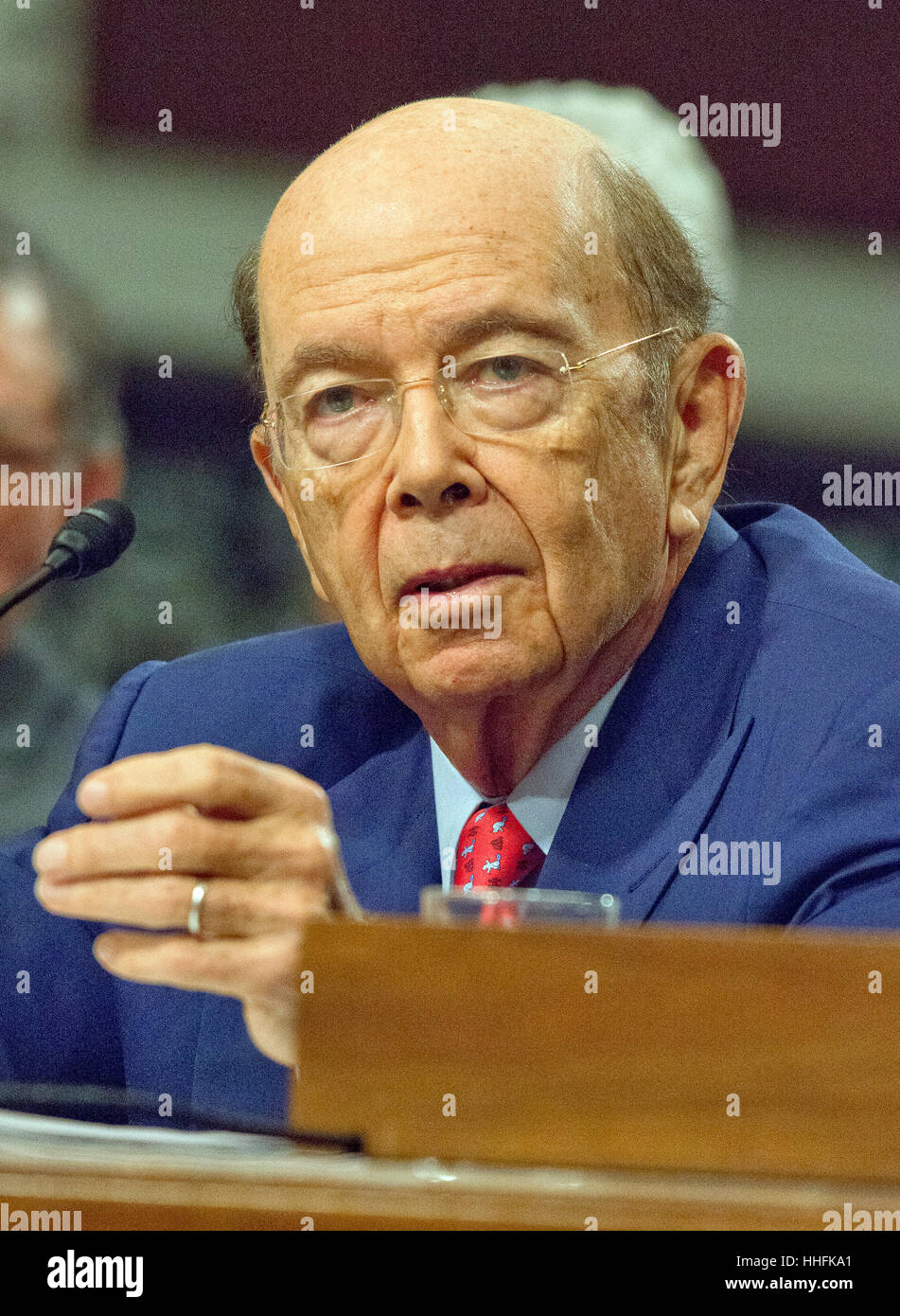 Washington, USA. 18 gennaio, 2017. Wilbur L. Ross, Jr. testimonia davanti al Senato degli Stati Uniti di comitato per il commercio, la scienza, e trasporto per la sua designazione a servire come Segretario di Stato americano per il commercio sul Campidoglio di Washington DC su Mercoledì, 18 gennaio 2017. -Nessun servizio di filo- foto: Ron Sachs/consolidato/dpa/Alamy Live News Foto Stock