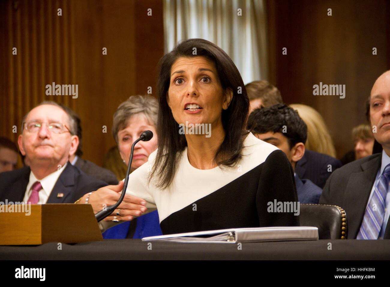 Washington dc, Stati Uniti d'America. Xviii gennaio 2017. gov. nikki haley, (r-sc), parla durante il suo senato comitato delle relazioni estere audizione di conferma su Capitol Hill, 18 gennaio 2017 a Washington, DC. haley è stato nominato dal presidente-eletto Donald Trump a diventare rappresentante degli Stati Uniti d'America alle Nazioni Unite. Credito: pixelpro/alamy live news Foto Stock