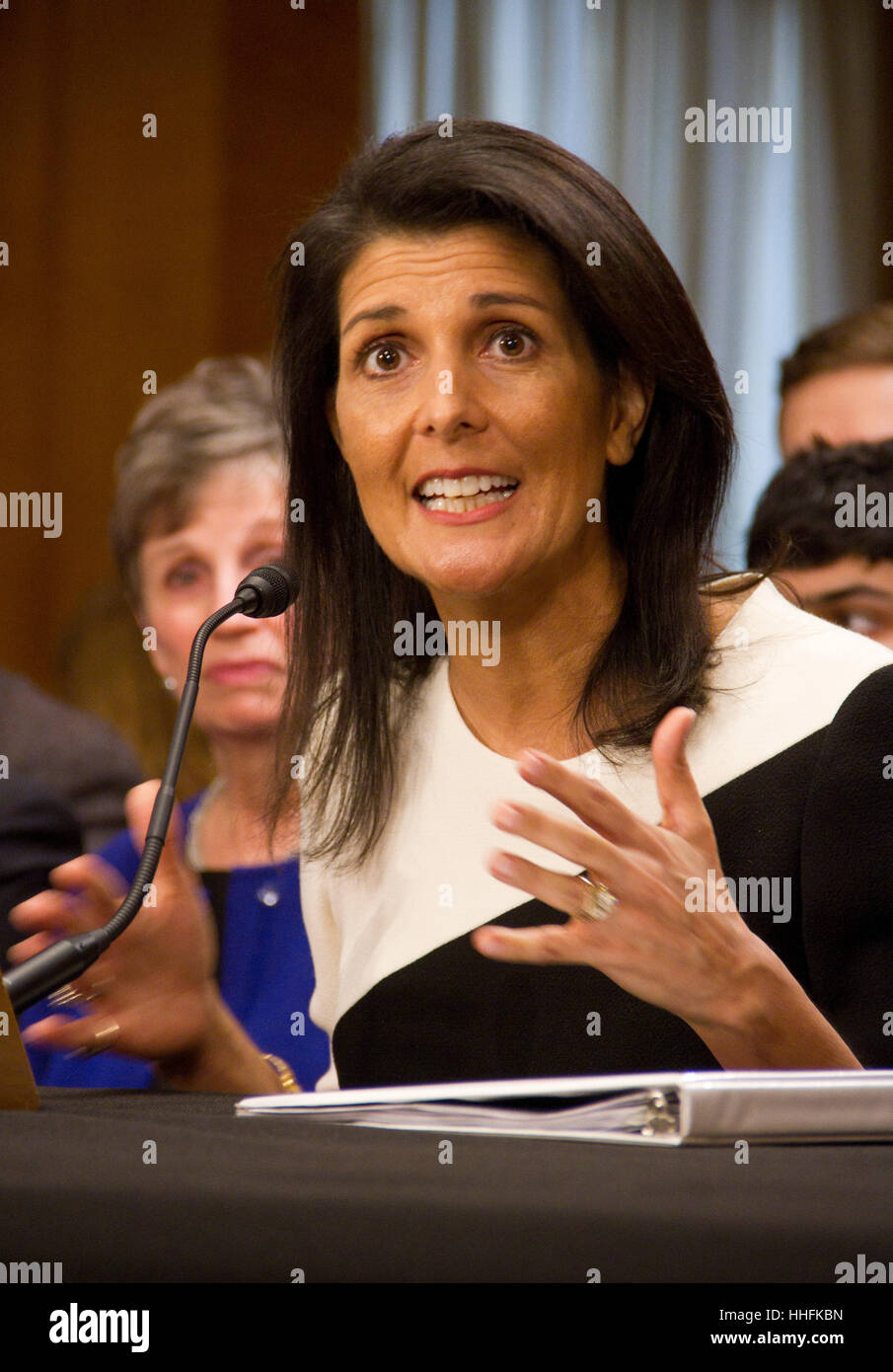 Washington dc, Stati Uniti d'America. Xviii gennaio 2017. gov. nikki haley, (r-sc), parla durante il suo senato comitato delle relazioni estere audizione di conferma su Capitol Hill, 18 gennaio 2017 a Washington, DC. haley è stato nominato dal presidente-eletto Donald Trump a diventare rappresentante degli Stati Uniti d'America alle Nazioni Unite. Credito: pixelpro/alamy live news Foto Stock