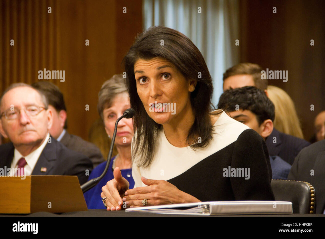 Washington dc, Stati Uniti d'America. Xviii gennaio 2017. gov. nikki haley, (r-sc), parla durante il suo senato comitato delle relazioni estere audizione di conferma su Capitol Hill, 18 gennaio 2017 a Washington, DC. haley è stato nominato dal presidente-eletto Donald Trump a diventare rappresentante degli Stati Uniti d'America alle Nazioni Unite. Credito: pixelpro/alamy live news Foto Stock